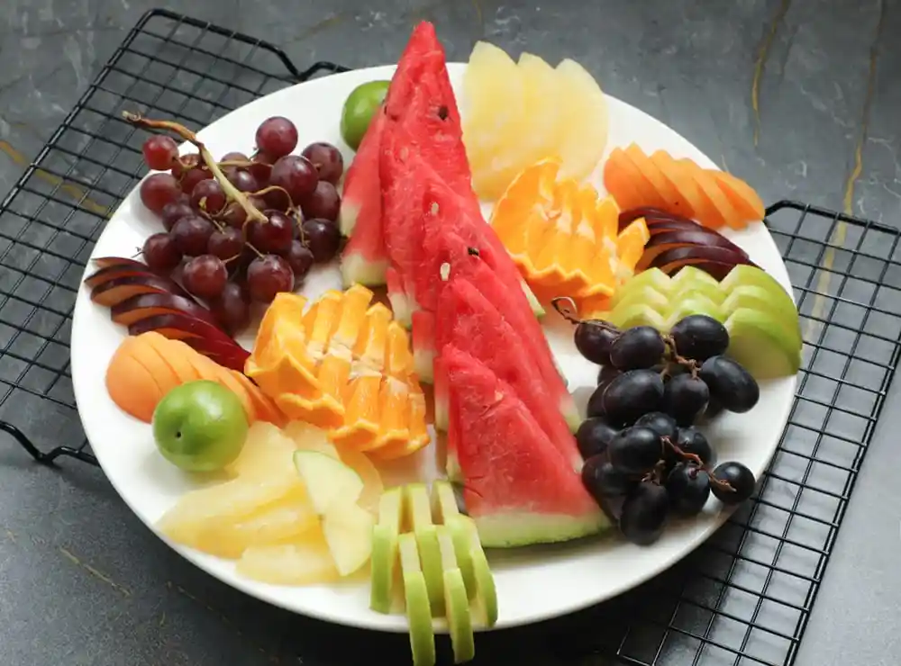 طبق فواكه وسط